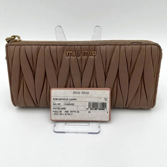 Miu Miu Portafoglio Lampo Matelasse Zip Wallet in Cammeo Beige.